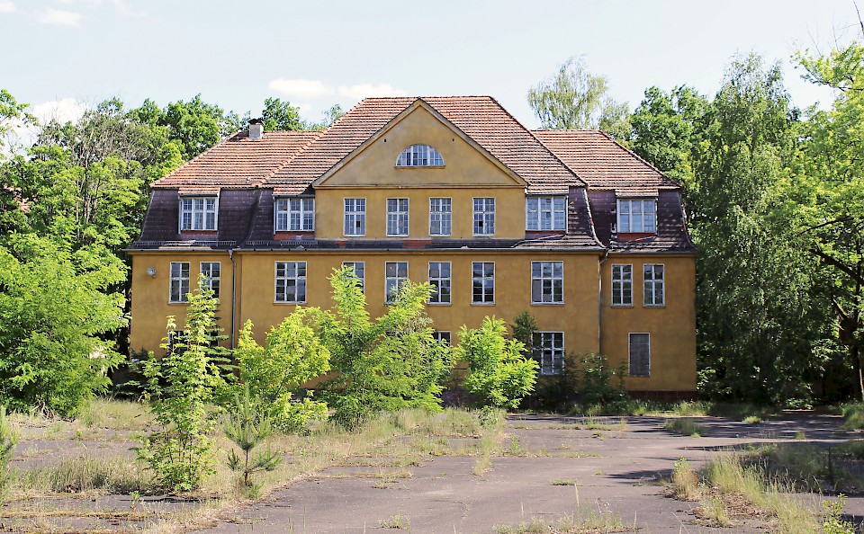Sanierung und Umnutzung denkmalgeschützter Infanterieschießschule zu Wohnsiedlung - Stabsgebäude